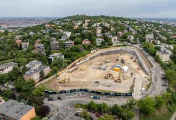 Eltűnőben a Gellért-hegyen ejtett tájseb – Lebontották a Munkásőrség parancsnoki épületét