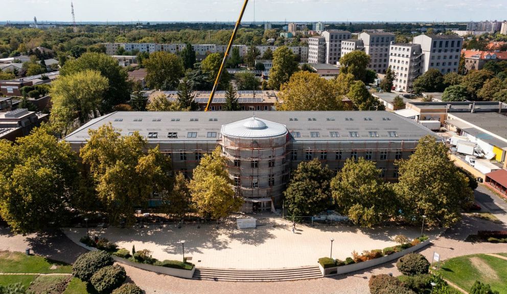 Kívülről a régi idők sulija marad, belülről 21. századi gépészeti megoldással újul meg a Duna menti város egyetemének főépülete  